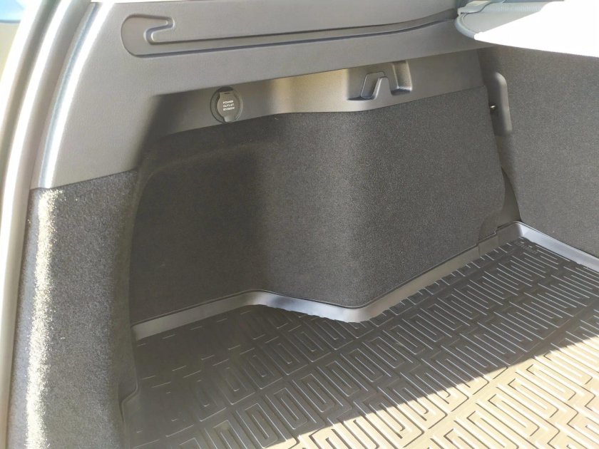 Geely Atlas Pro багажник под ковриком