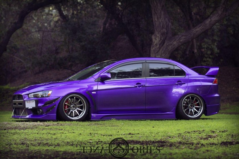Mitsubishi Lancer Evolution фиолетовый