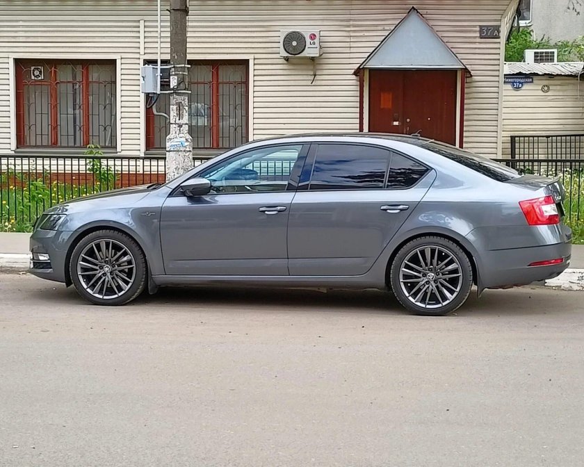 Шкода Октавия серый мат