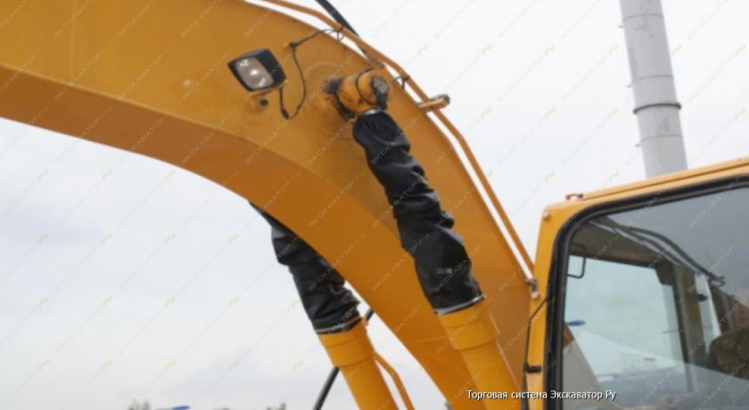 Защита штока гидроцилиндра экскаватора