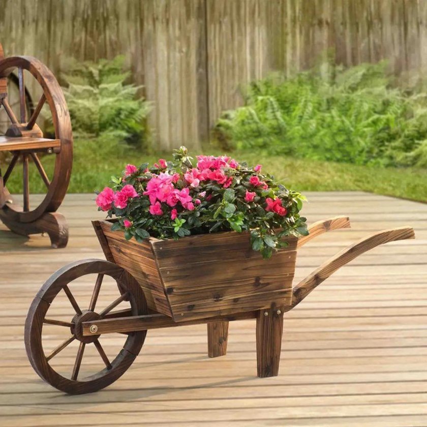 Деревянная телега для цветов
