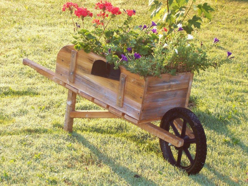 Садовая клумба-тачанка