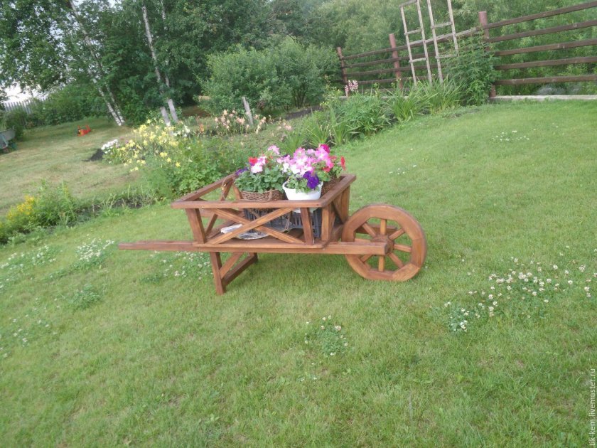Клумба телега