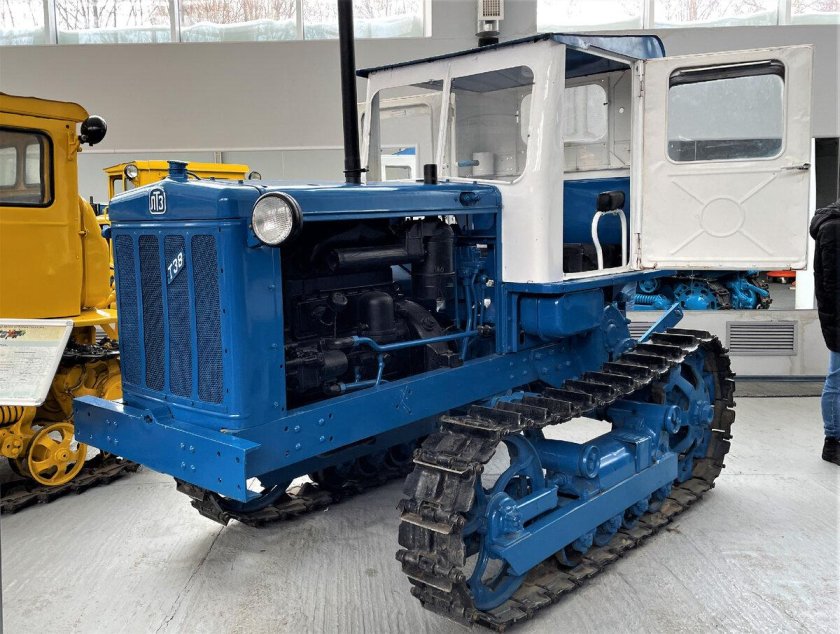 Гусеничный трактор шахтерский