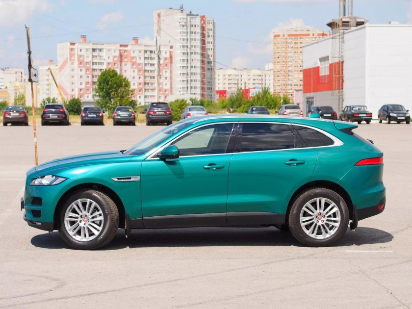 Jaguar f-Pace зеленый
