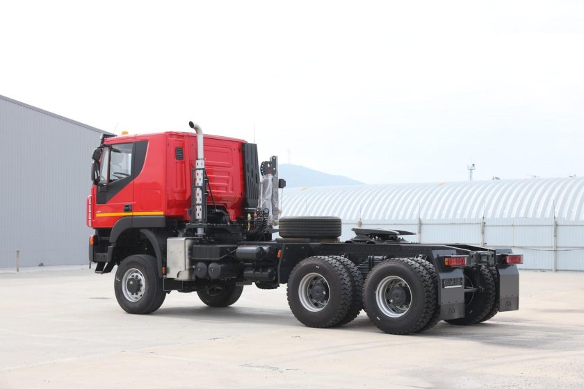 Ивеко трекер 6х6 седельный тягач