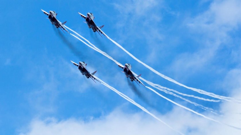 Российские военные самолеты в небе