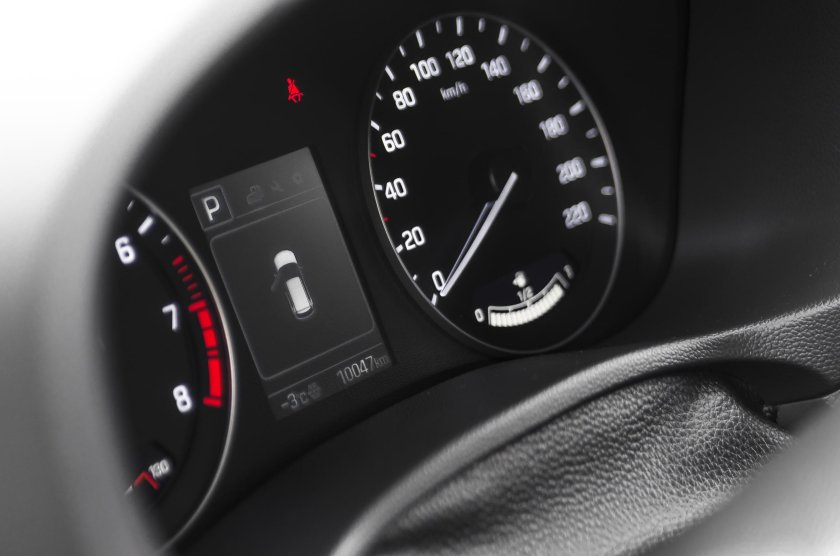 Спидометр и тахометр у Креты