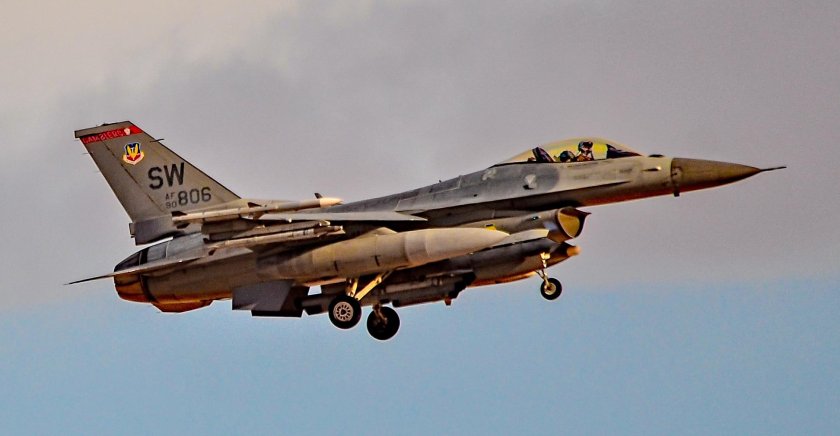 General dynamics f 16 fighting falcon
