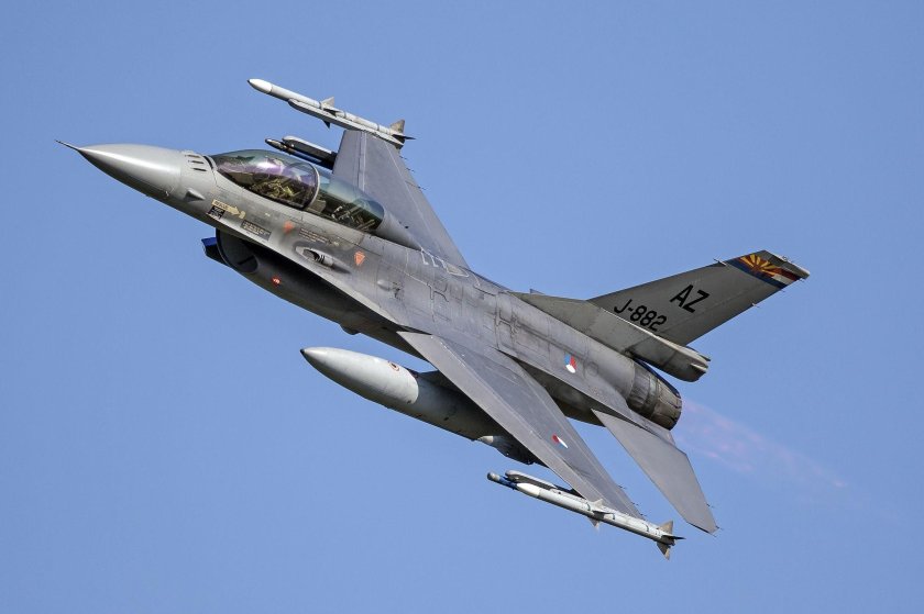 Самолет f-16d Fighting Falcon