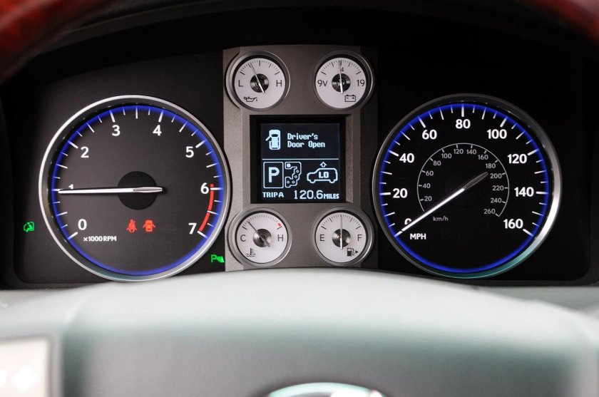 Lexus LX 570 приборная панель