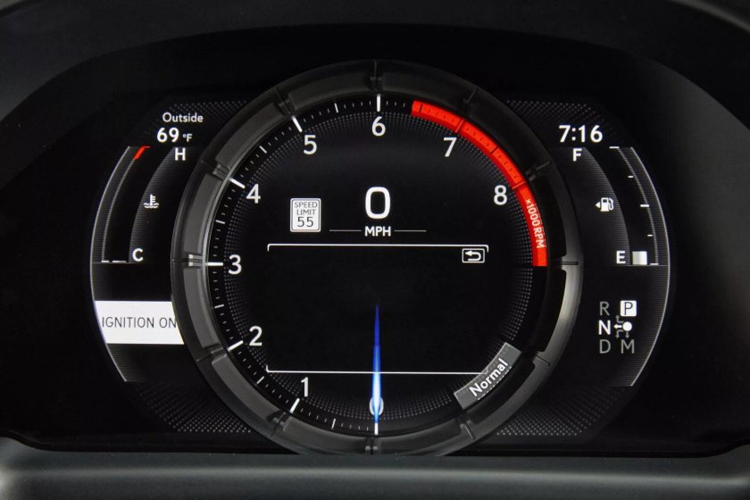 Lexus NX приборная панель