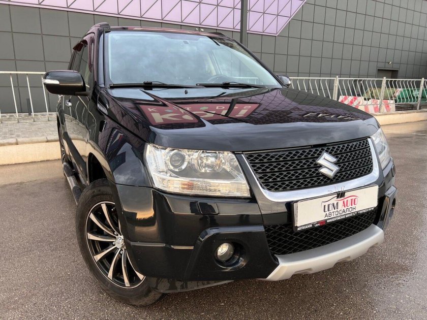 Белая Витара с черными партрониками