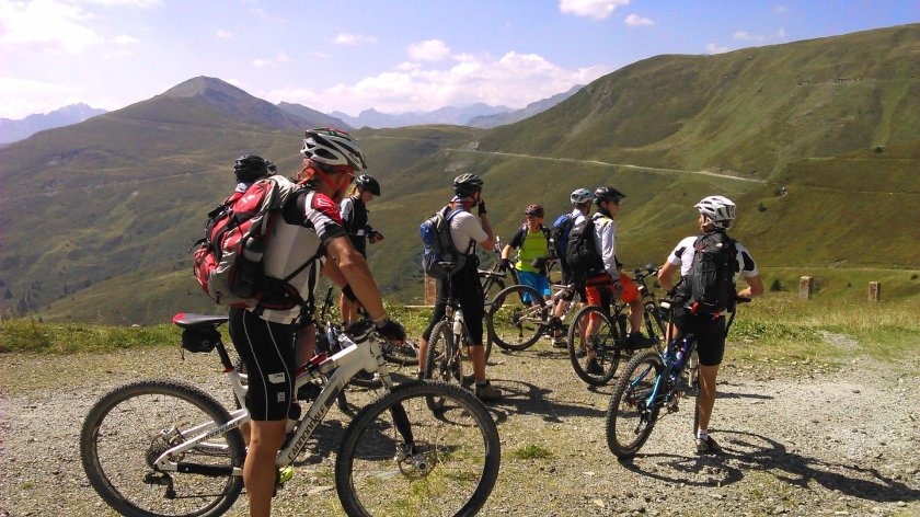 Велосипедист в горах