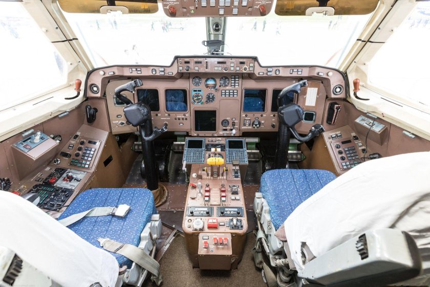 Ил-114-300 кабина пилотов