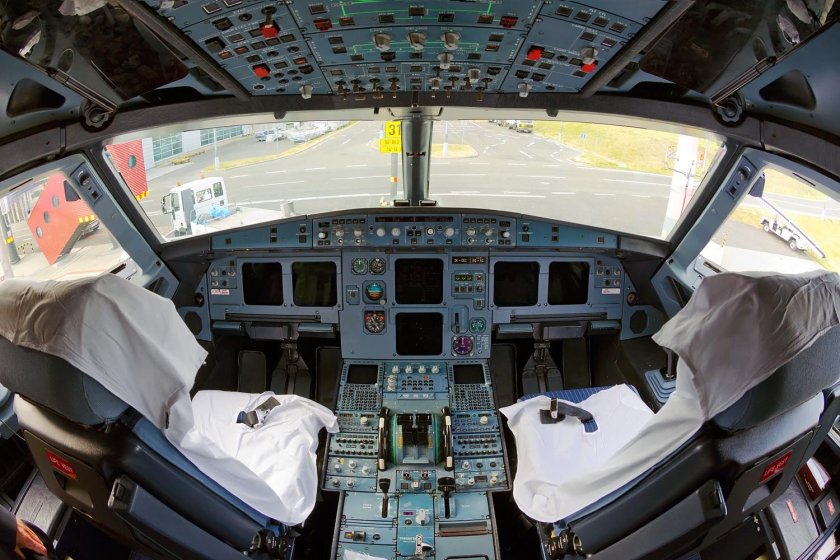 Ил-114-300 кабина пилотов