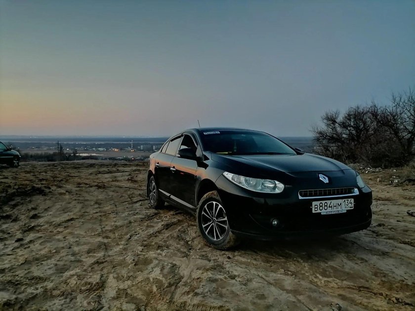 Рено Флюенс черный