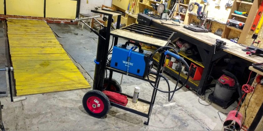 Тележка под сварочный полуавтомат сбалоном 20