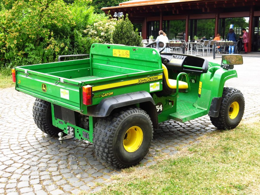 John Deere Gator 4x2