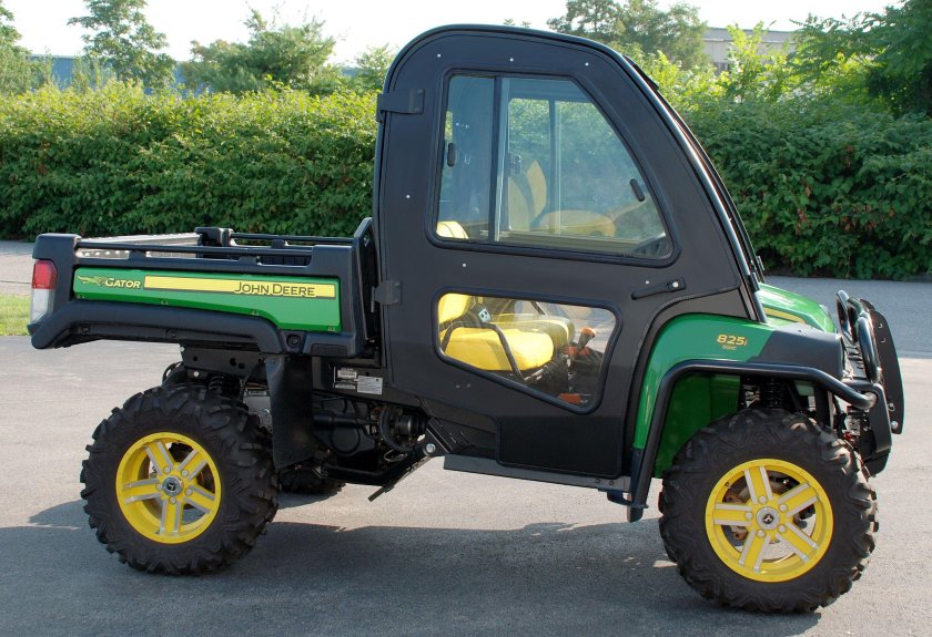 Квадроцикл John Deere Gator