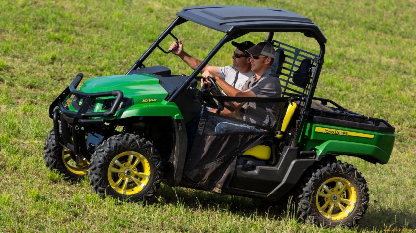 Мотовездеход John Deere Gator