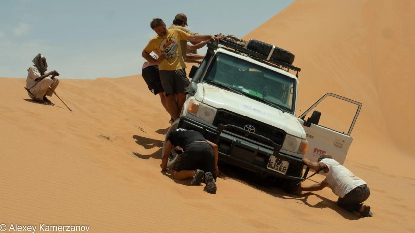 Квадратное колесо в песке