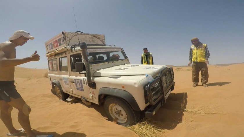 Машины и люди в пустыне