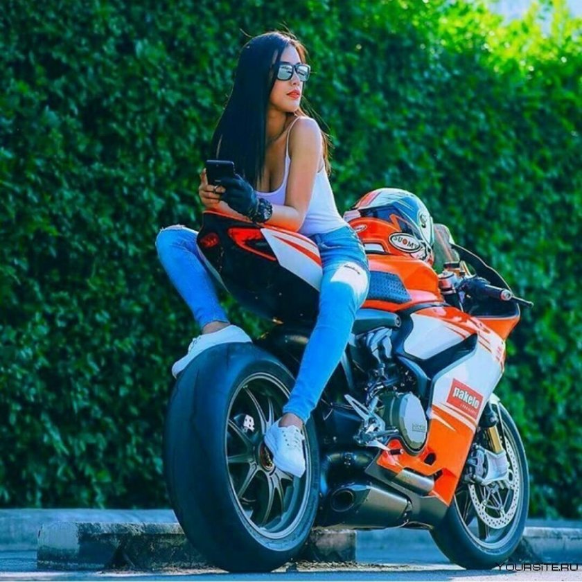 Красивые девушки на спортивных мотоциклах