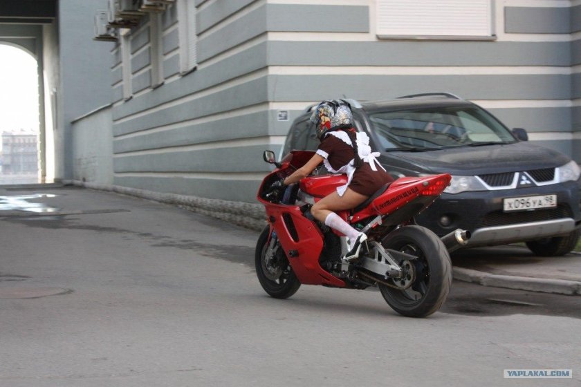 Эмма мотогонщица