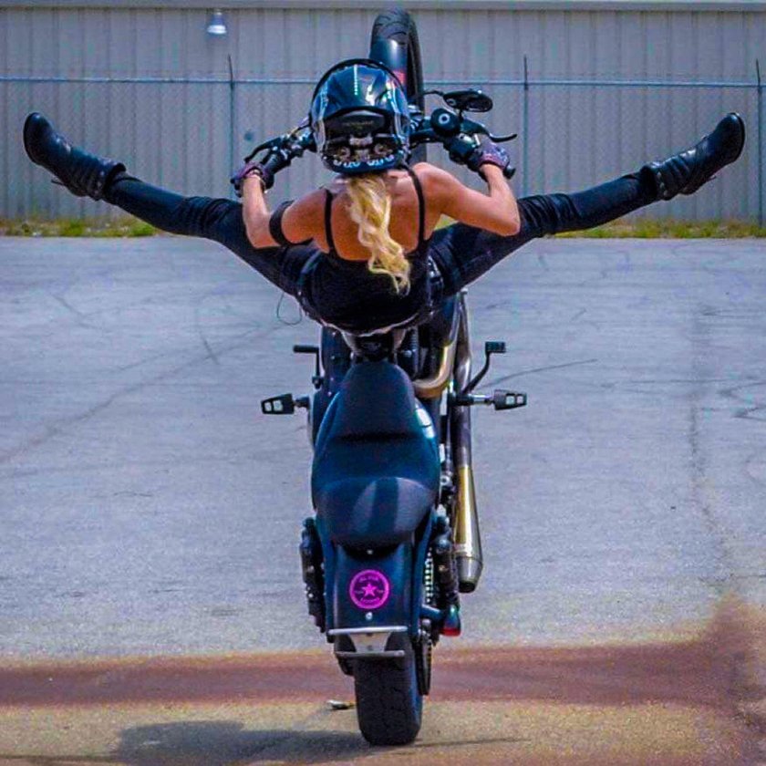 Девушка на мотоцикле