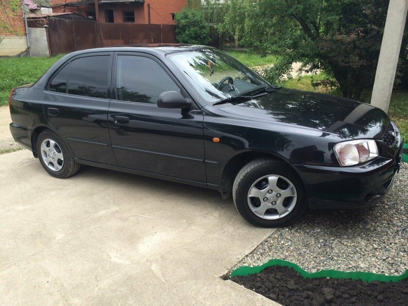 Акцент машина черная