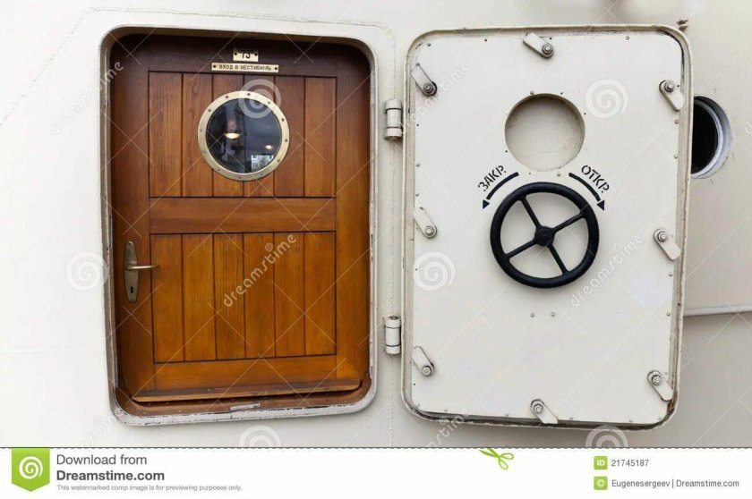 Судовые двери