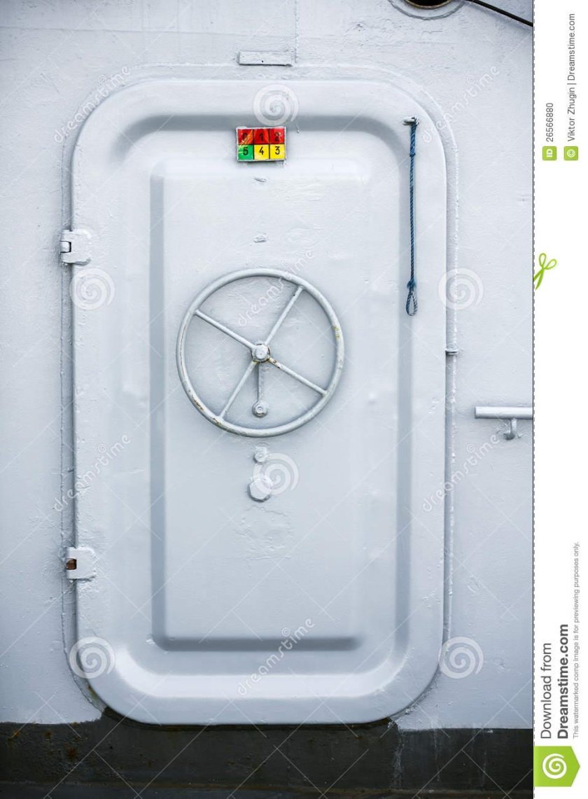 Судовые двери