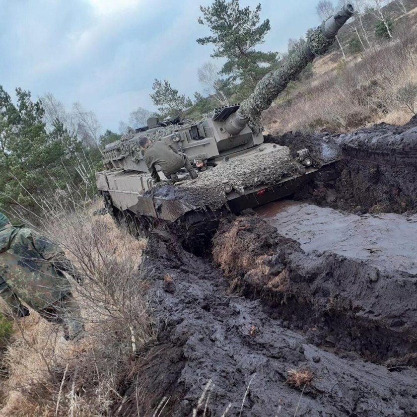 Танк т 80 в грязи