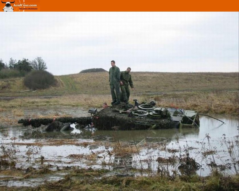 Танк в луже