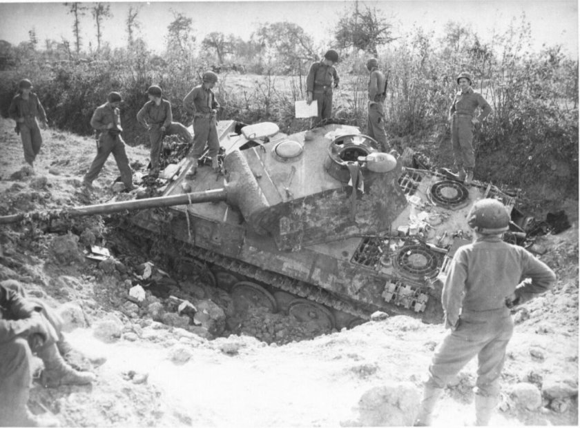 Немецкие солдаты осматривают подбитый т-34