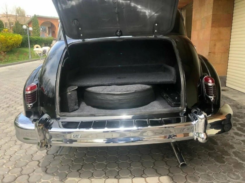 Черный лимузин ЗИС-110