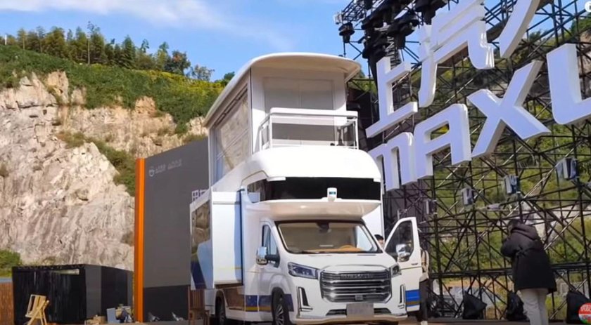 Двухэтажный дом на колесах