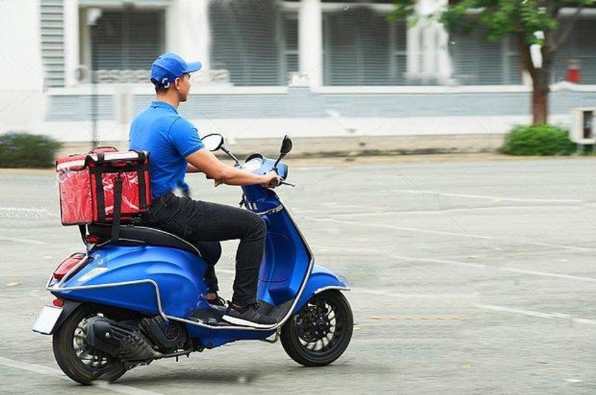 Доставщик еды на мопеде