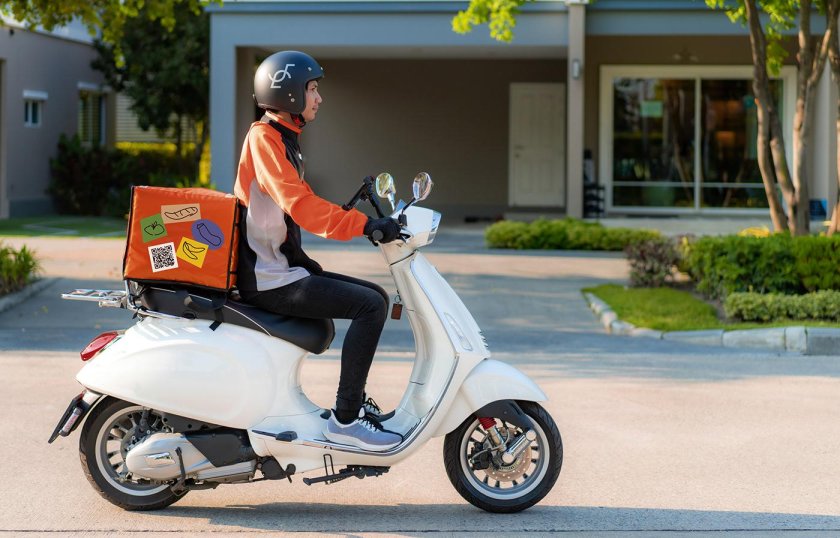 Доставщик на мопеде