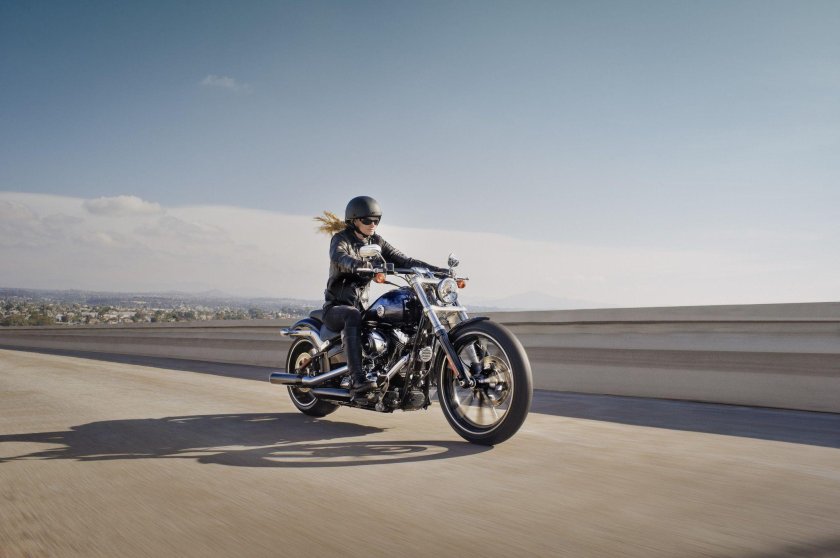 Харлей Дэвидсон чоппер езда