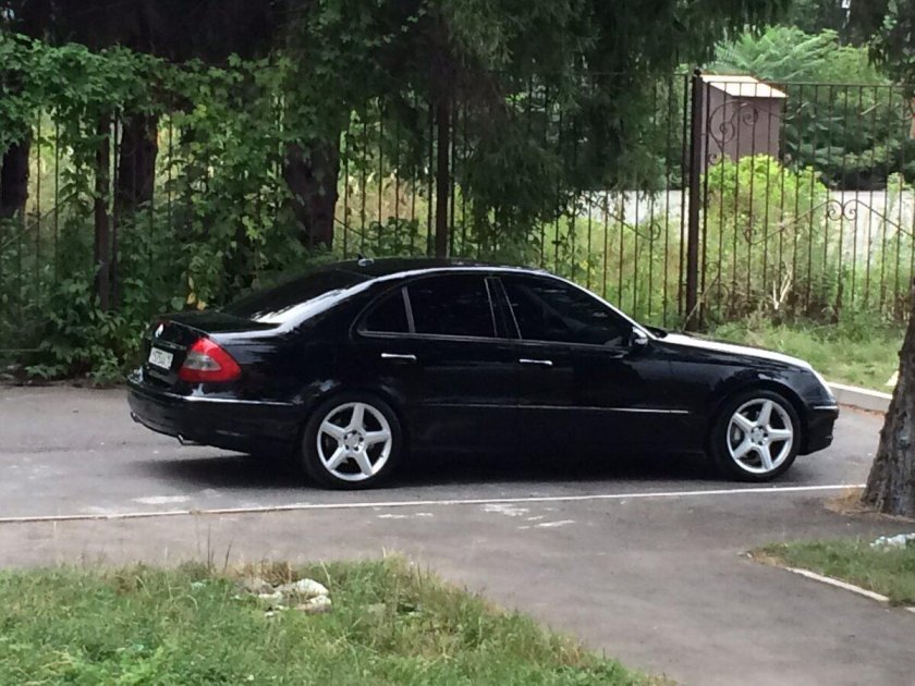Мерседес е 211 черный