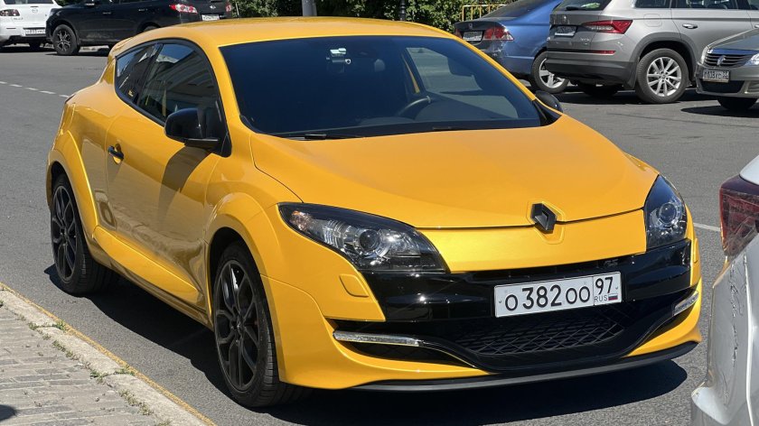 Желтый Рено сацион