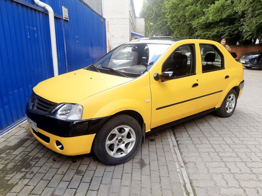 Рено Логан желтый
