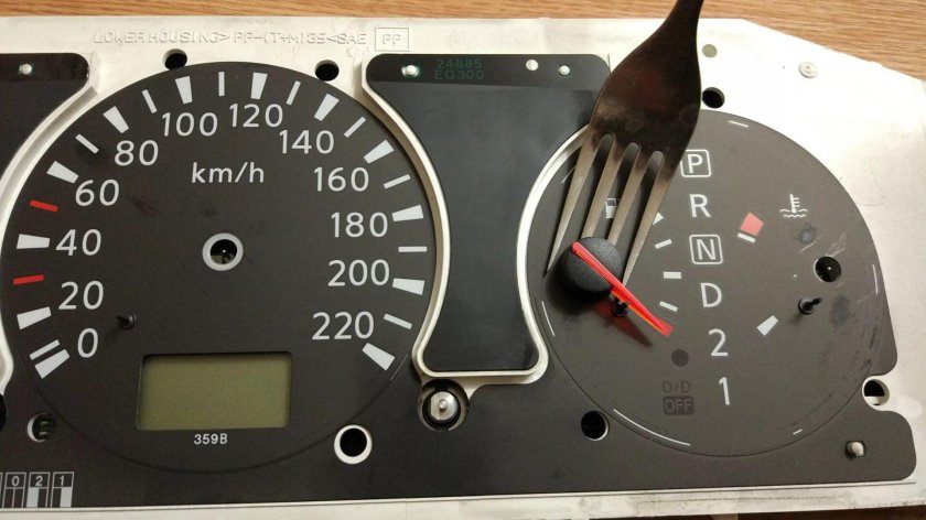 Стрелки на панели приборов Nissan x-Trail t30