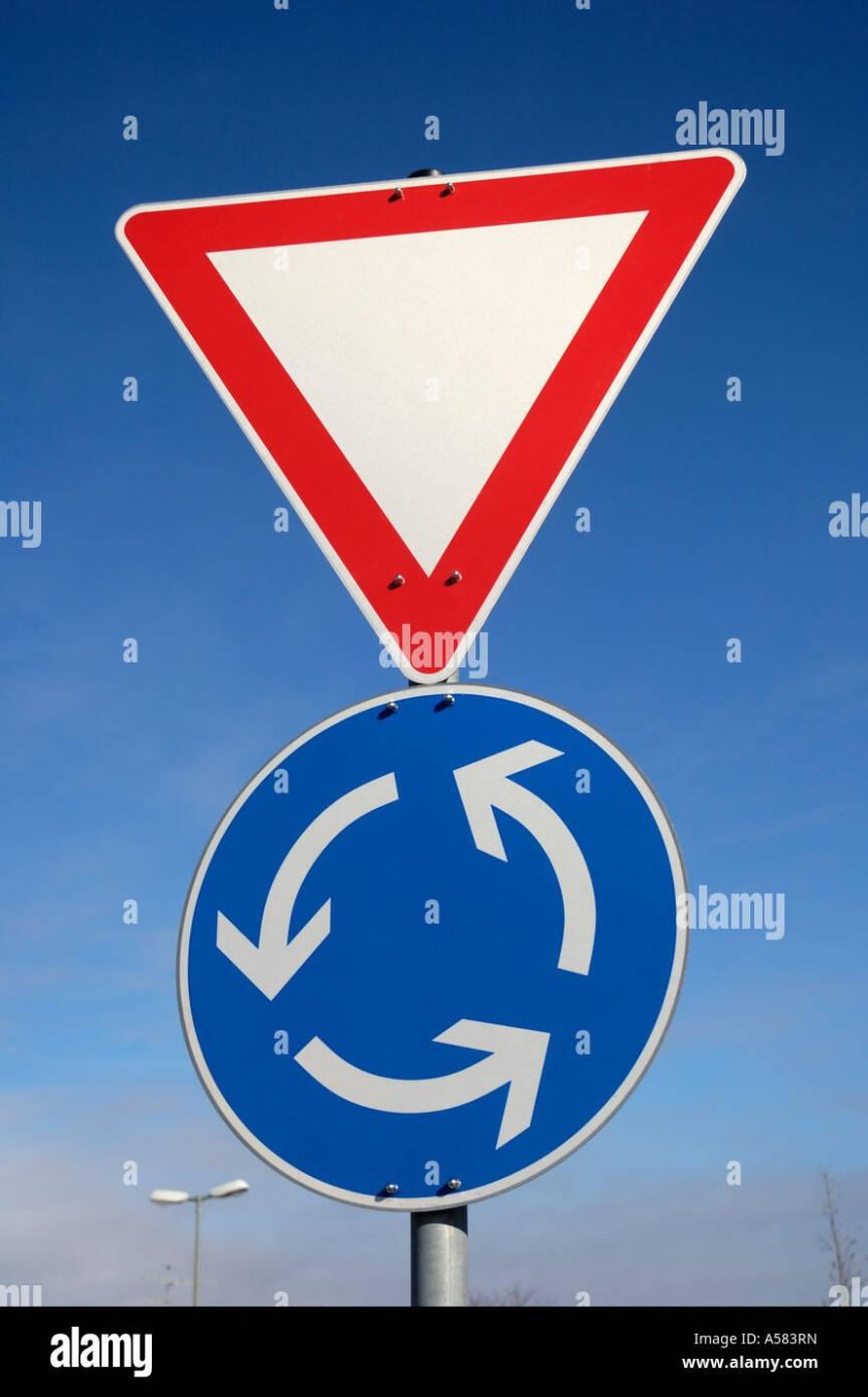 Знак Уступи дорогу на круговом движении