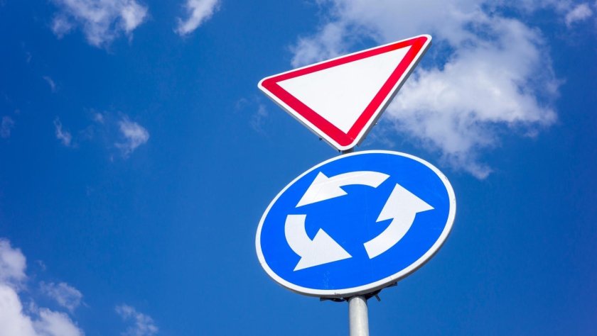 Знак Уступи дорогу