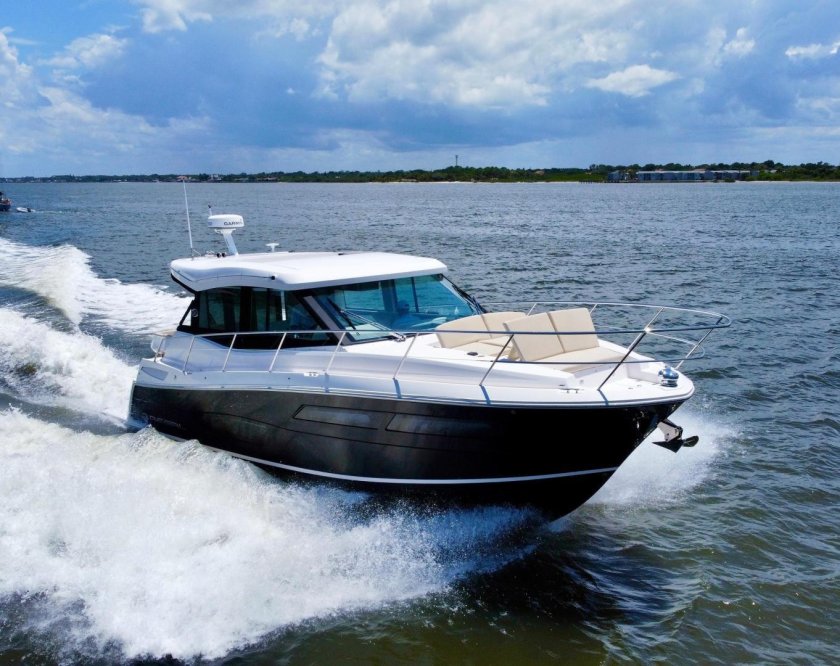 Карикатура продается яхта