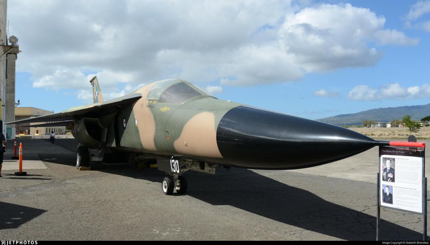 RAAF F-111c Aardvark с флагом Австралии
