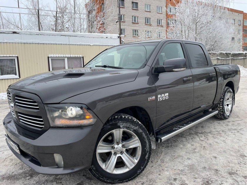 Dodge Ram серый